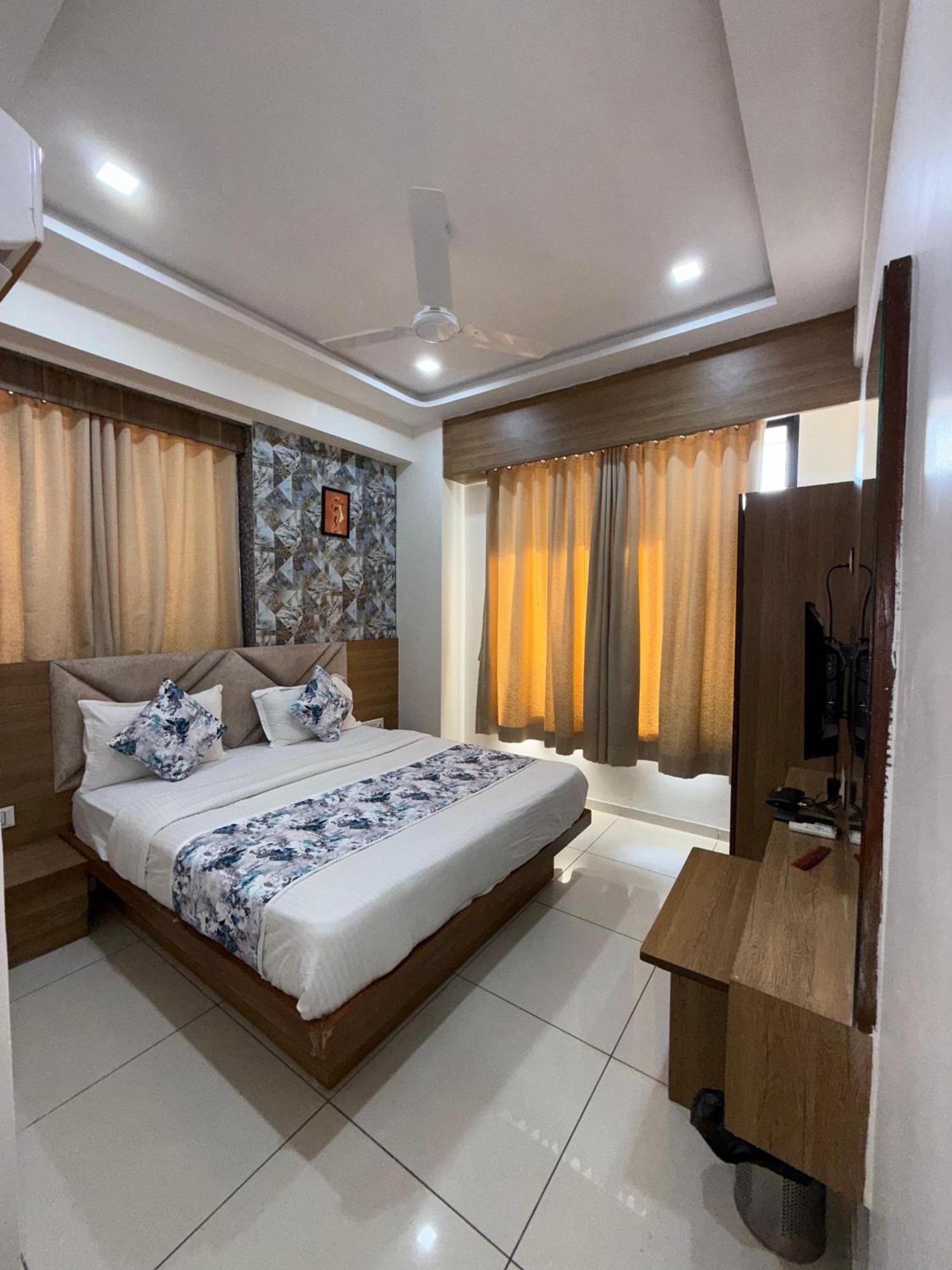 Hotelsuncity Inn Vadodara Ngoại thất bức ảnh