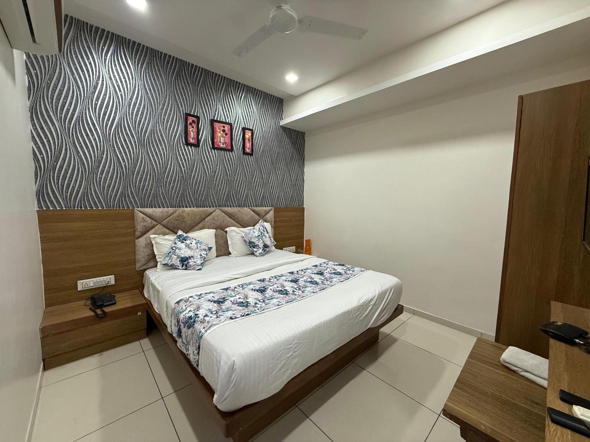 Hotelsuncity Inn Vadodara Ngoại thất bức ảnh