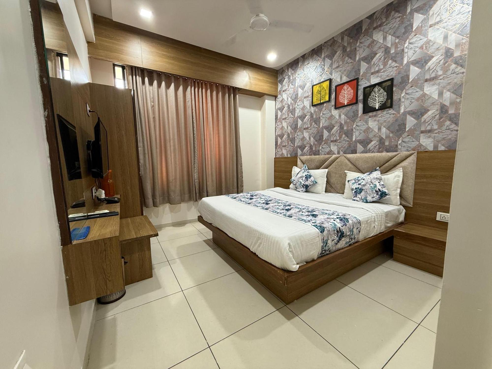 Hotelsuncity Inn Vadodara Ngoại thất bức ảnh