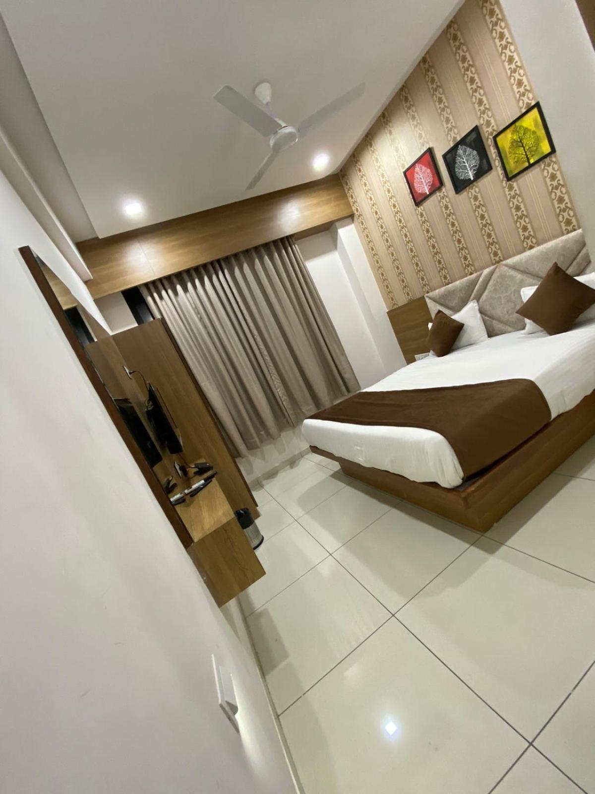 Hotelsuncity Inn Vadodara Ngoại thất bức ảnh